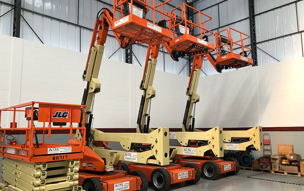 A plataforma elevatória revolucionou a maneira de operar em trabalhos com altura, em uma tecnologia moderna com segurança e produtividade.